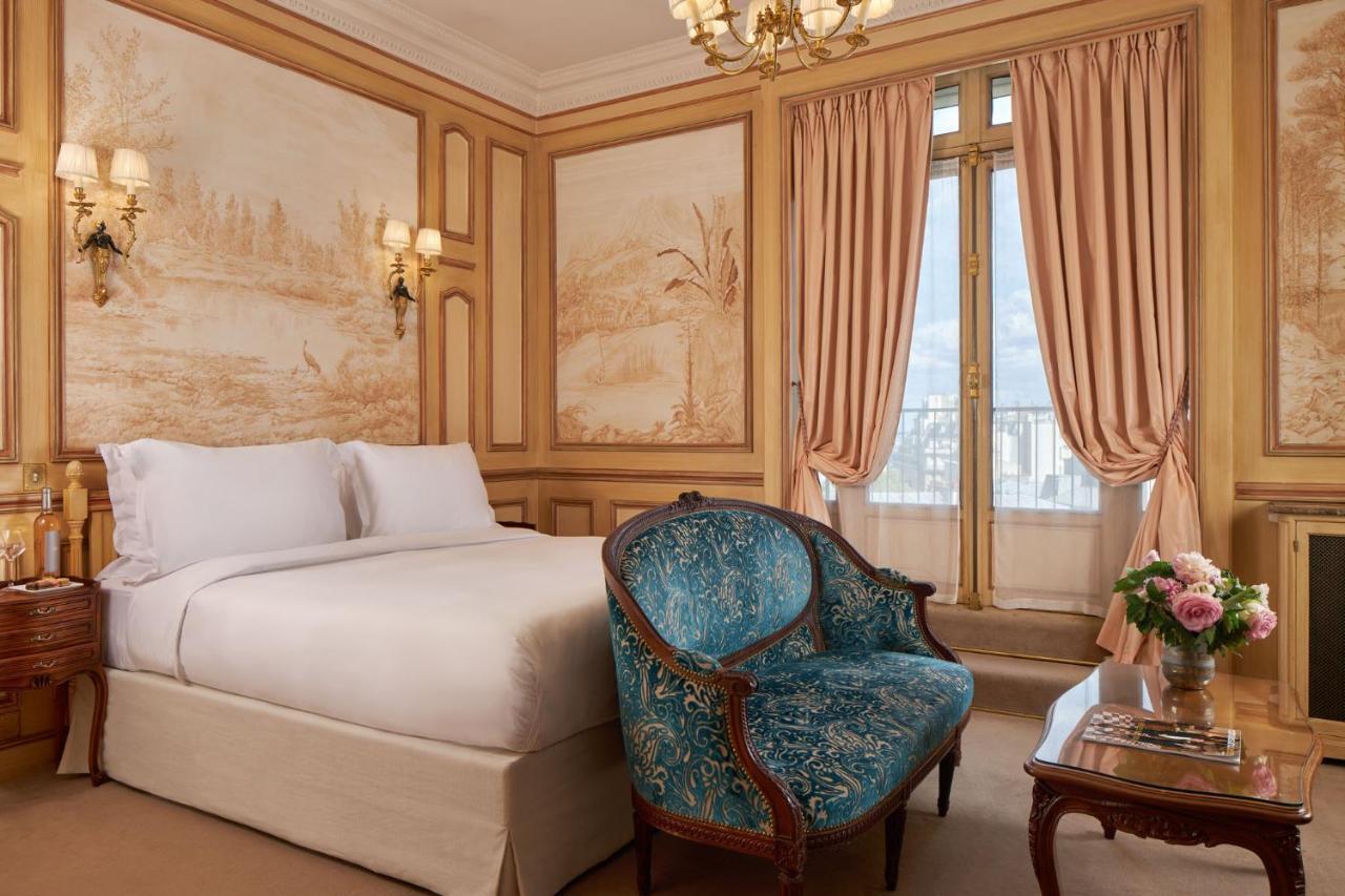 Quarto Country Setting com Terraço e Vista da Torre Eiffel
