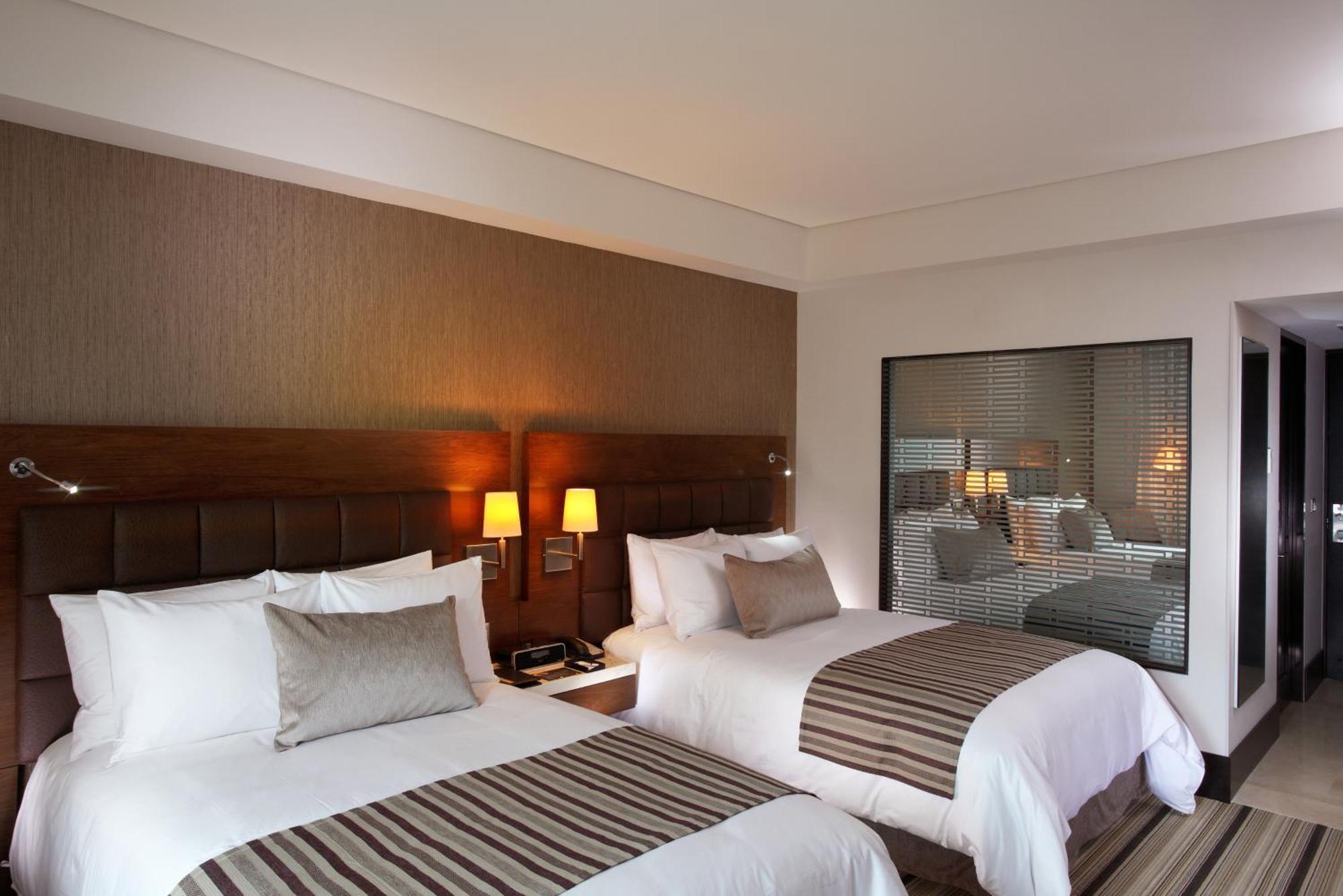 Quarto Executivo com 2 Camas de Casal e Vista da Cidade
