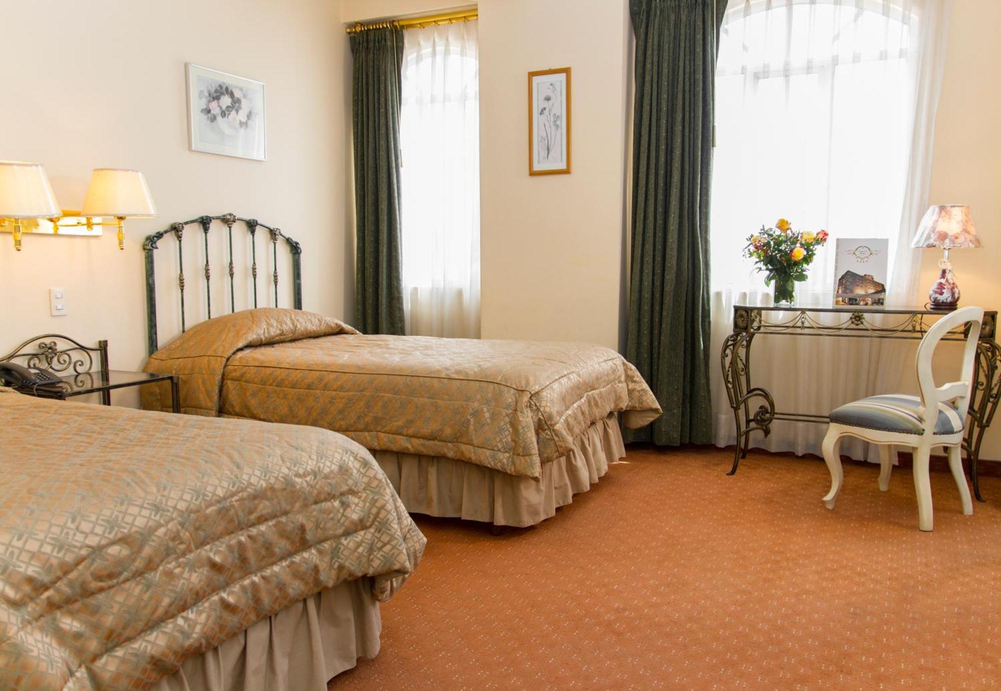 Quarto com 2 Camas de Solteiro