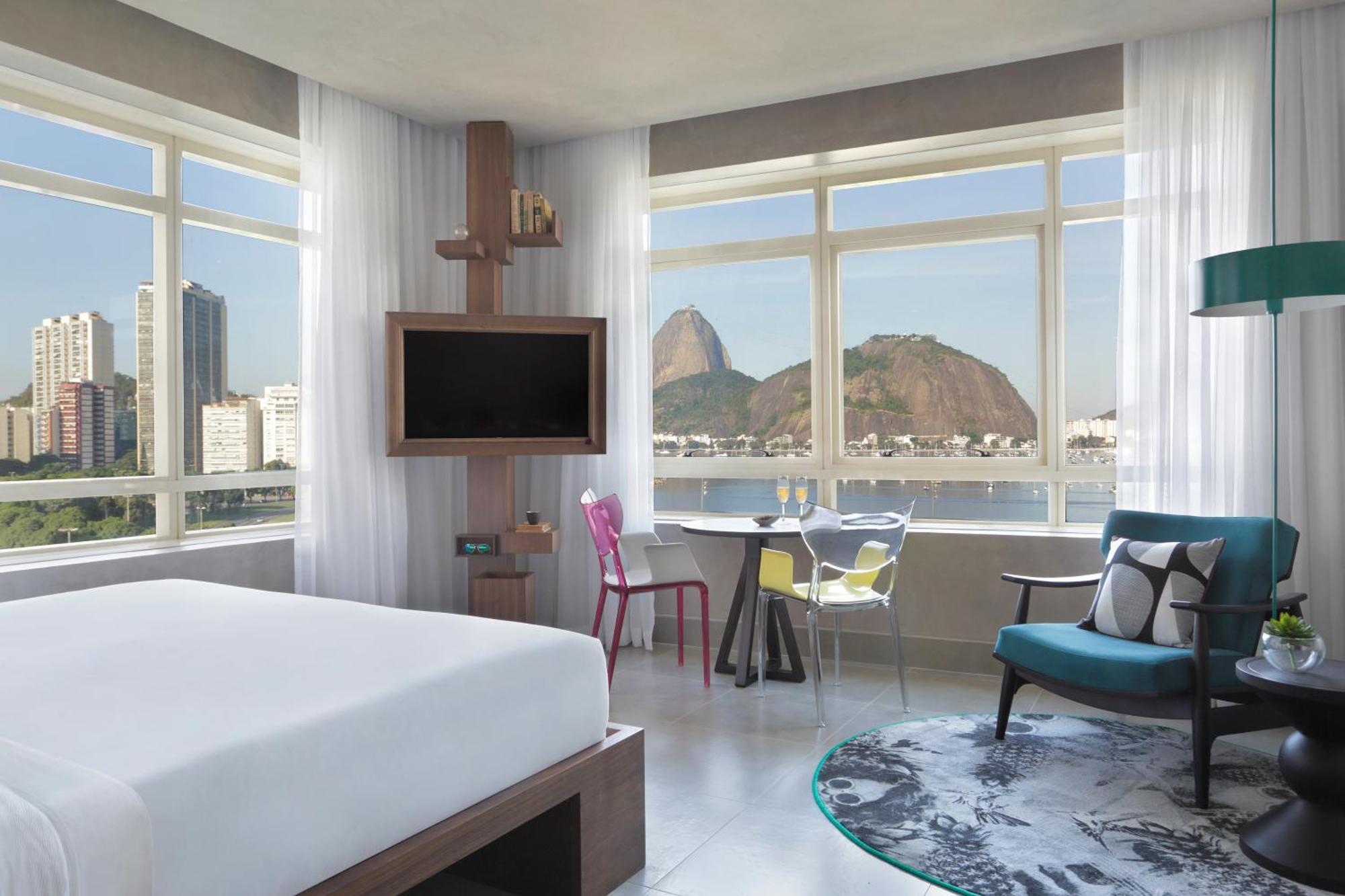 Quarto deluxe com cama king-size e vista