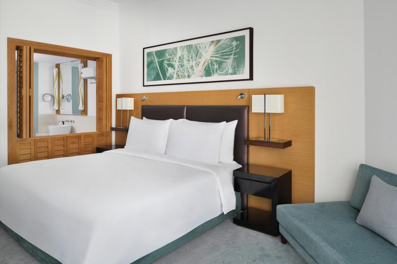 Executive King with Balcony, Lounge Access, Breakfast, Refreshments & Evening drinks and Canapés