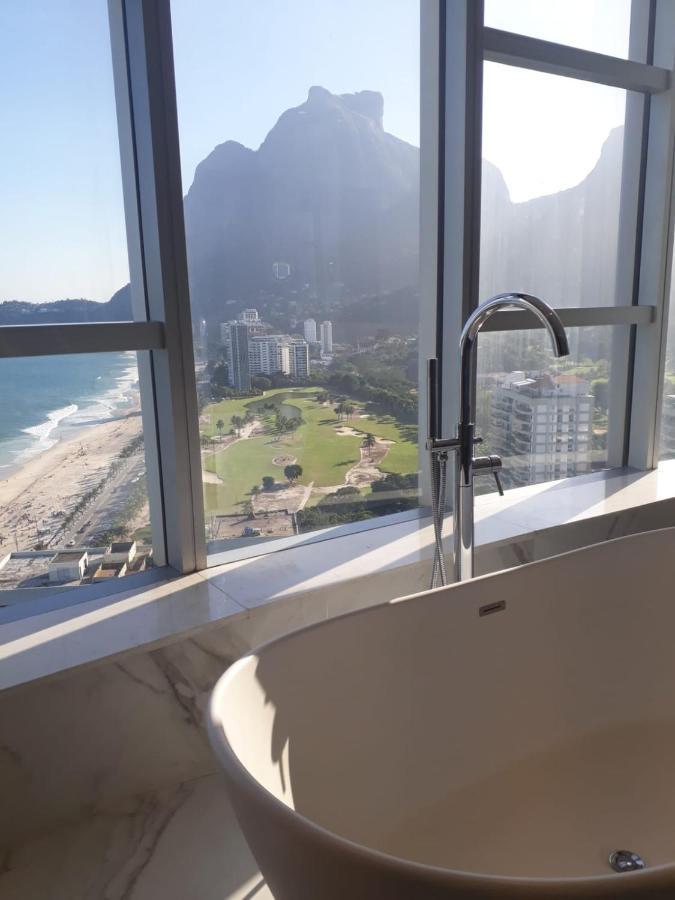 Suíte com Cama King-size e Banheira de Hidromassagem