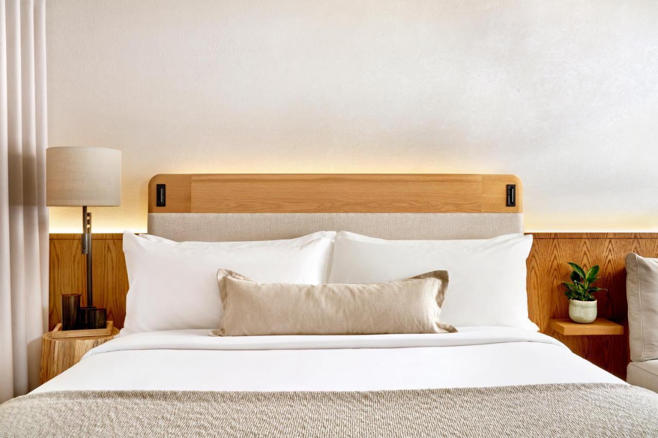 Quarto no lounge com cama king-size