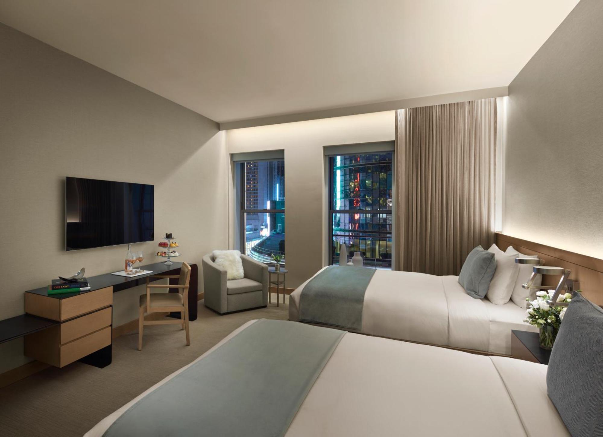 Quarto premier com 2 camas queen-size e vista da cidade