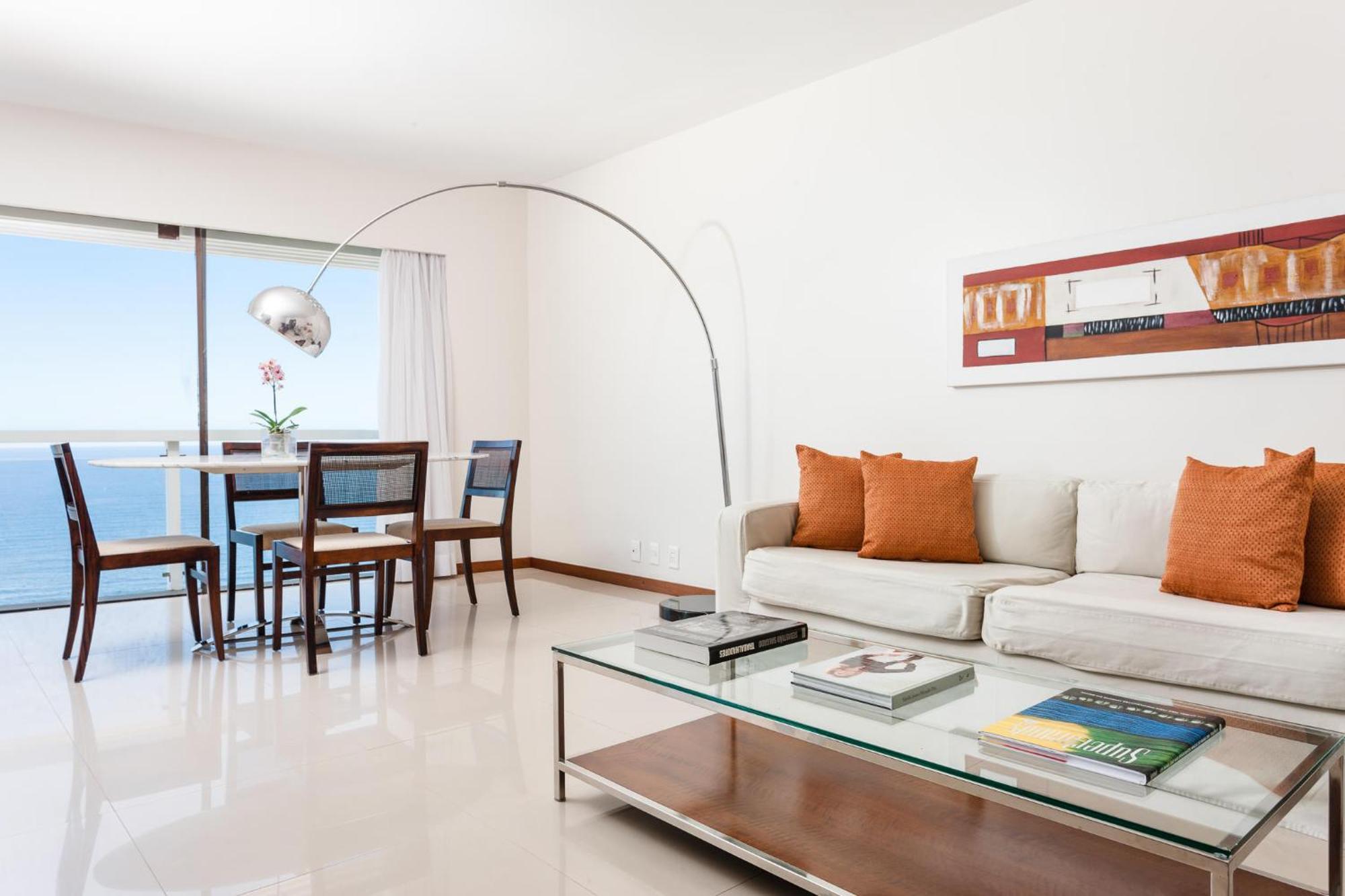 Quarto com Cama King-size e Vista do Mar