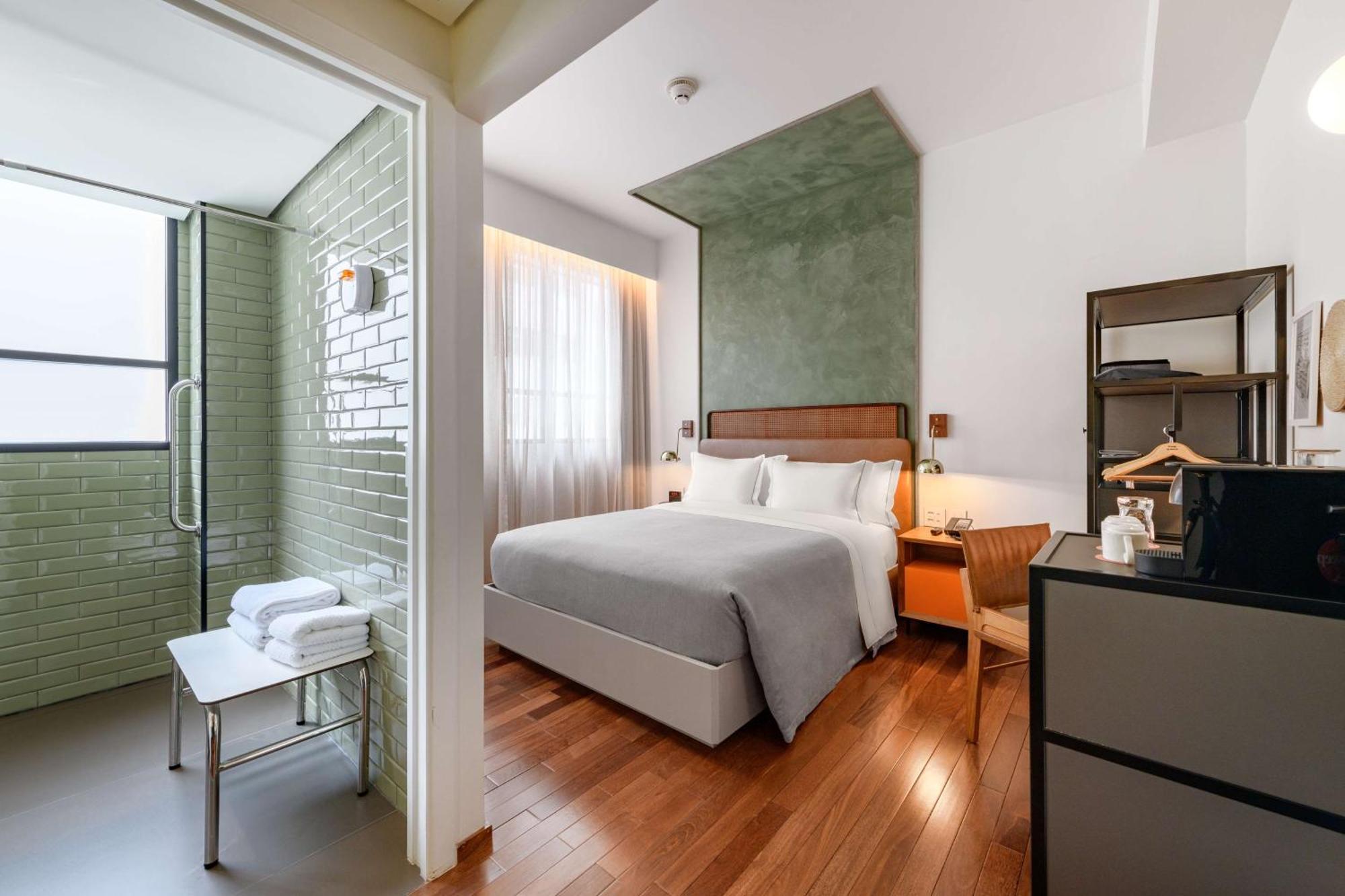 Queen Room with Roll-in Shower - Mobility Accessible