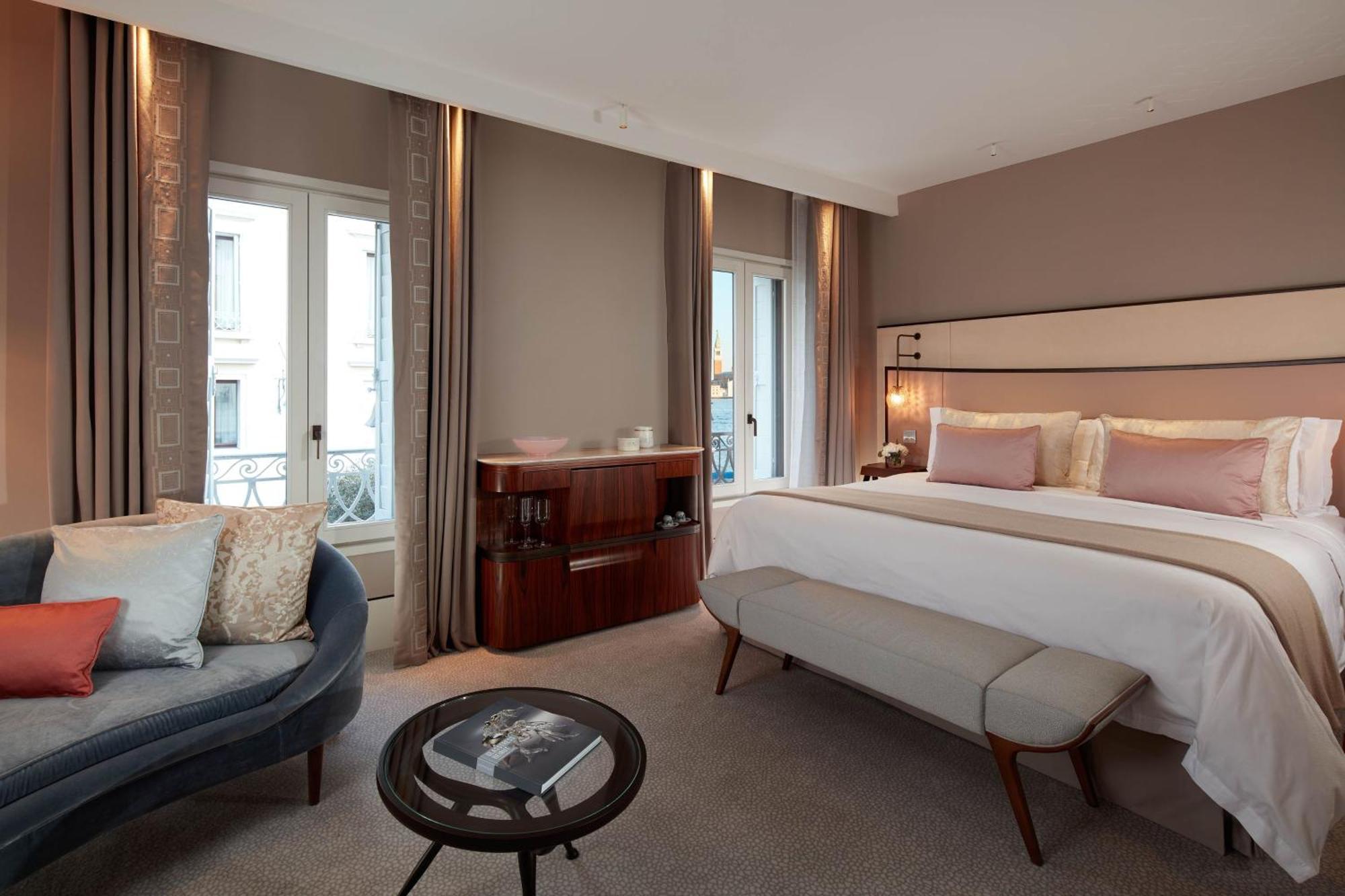Quarto com Cama King-size e Vista Parcial do Canal