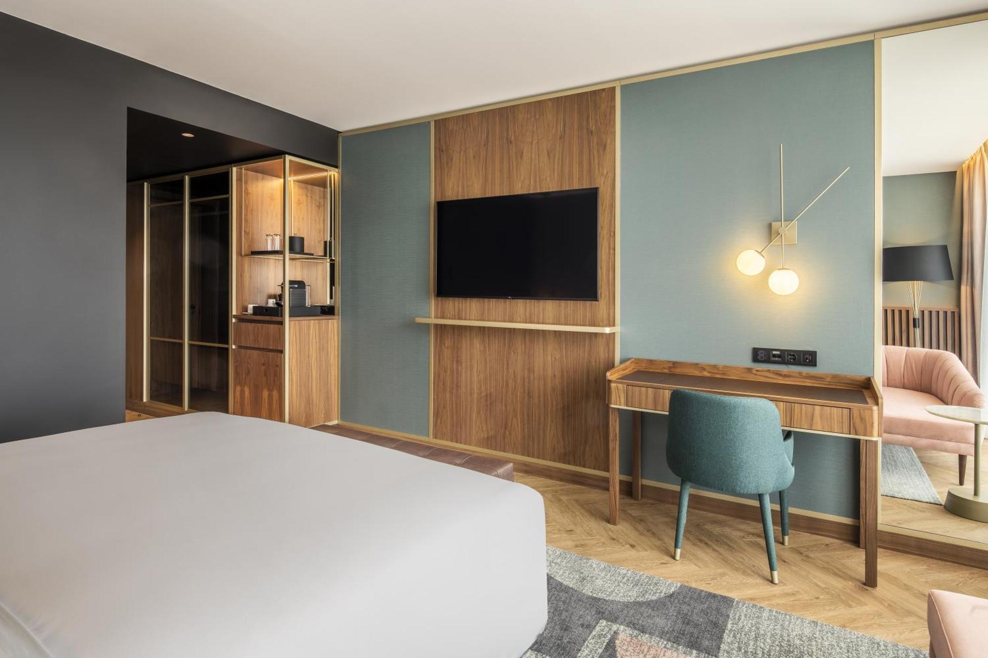 Quarto Deluxe com Cama King-size e Vista do Jardim