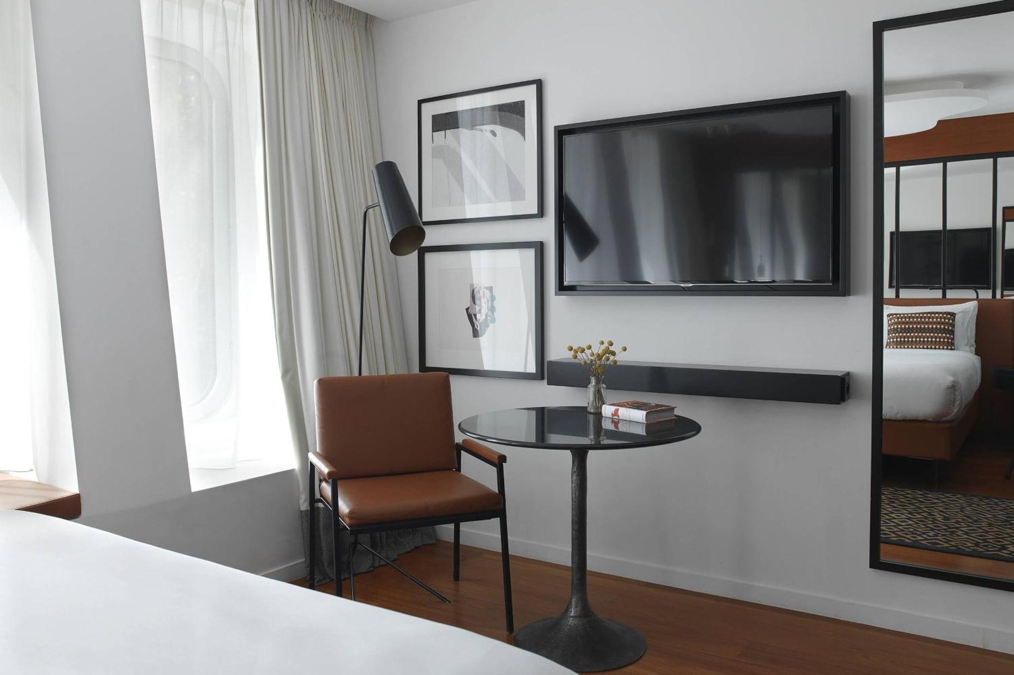 Quarto Família com 1 Cama Queen-size, 2 Camas de Solteiro e Vista do Pátio