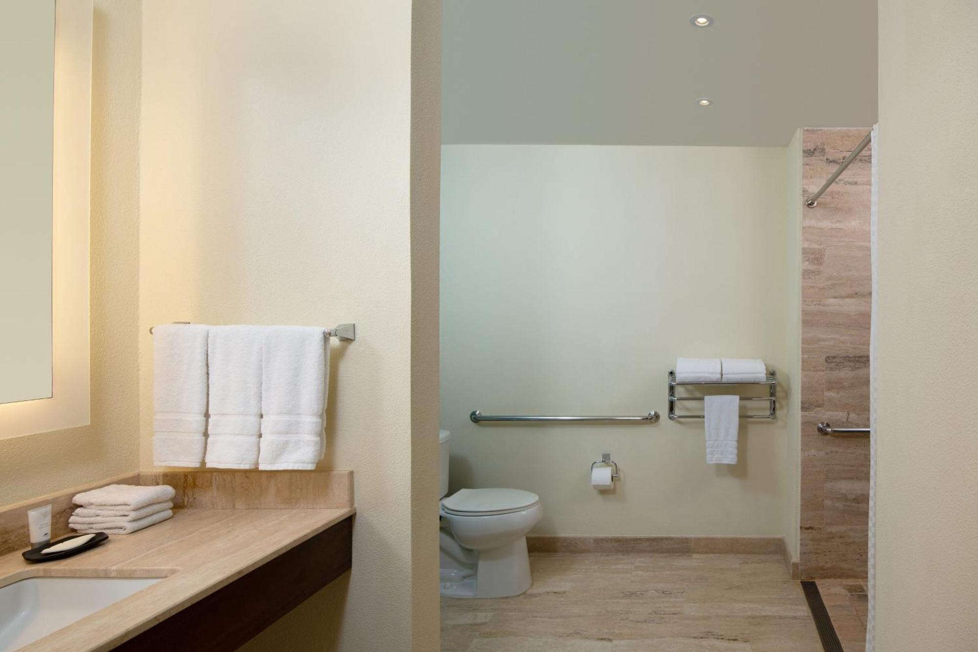 Quarto Tradicional com 2 Camas de Casal e Vista do Mar