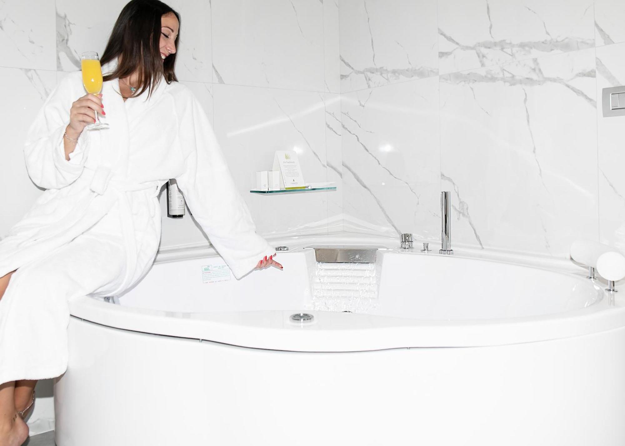 Suite with Spa Bath,1627218950:JPEG