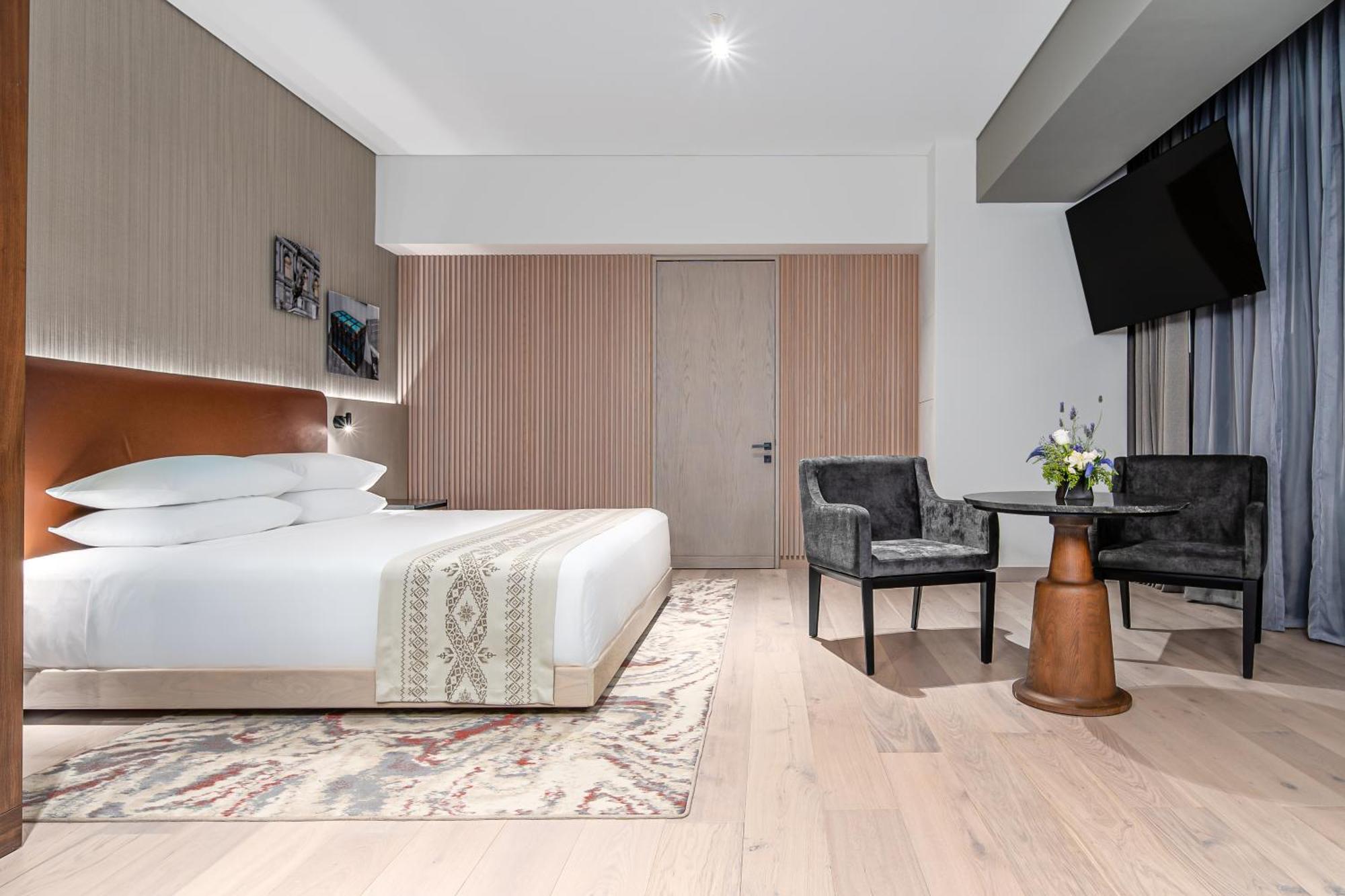 King Room with Roll-In Shower - Disability Access,1544955874:JPEG