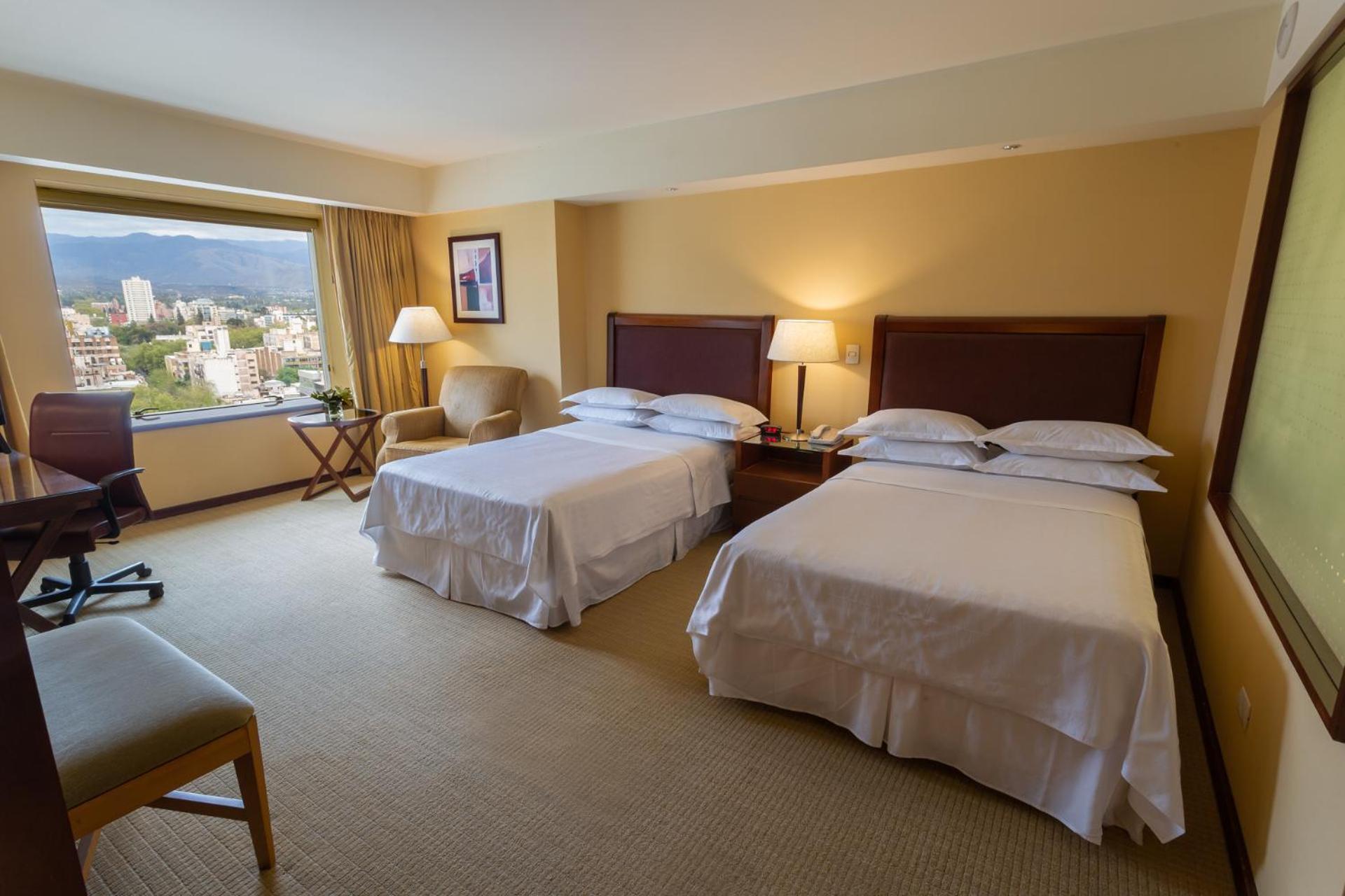 Quarto com 2 Camas de Solteiro e Vista da Cidade