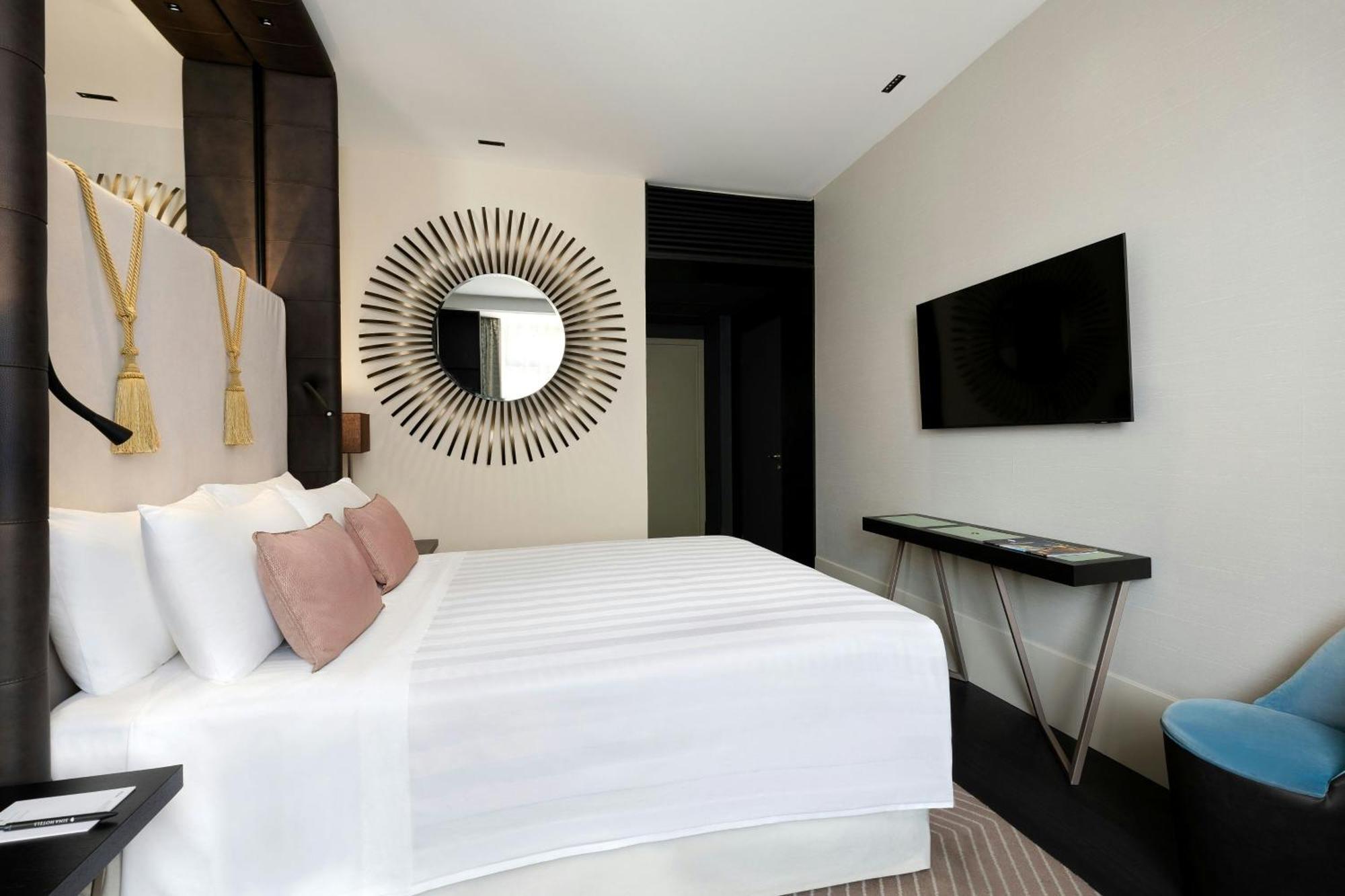 Quarto Superior com Cama King-size e Vista Urbana