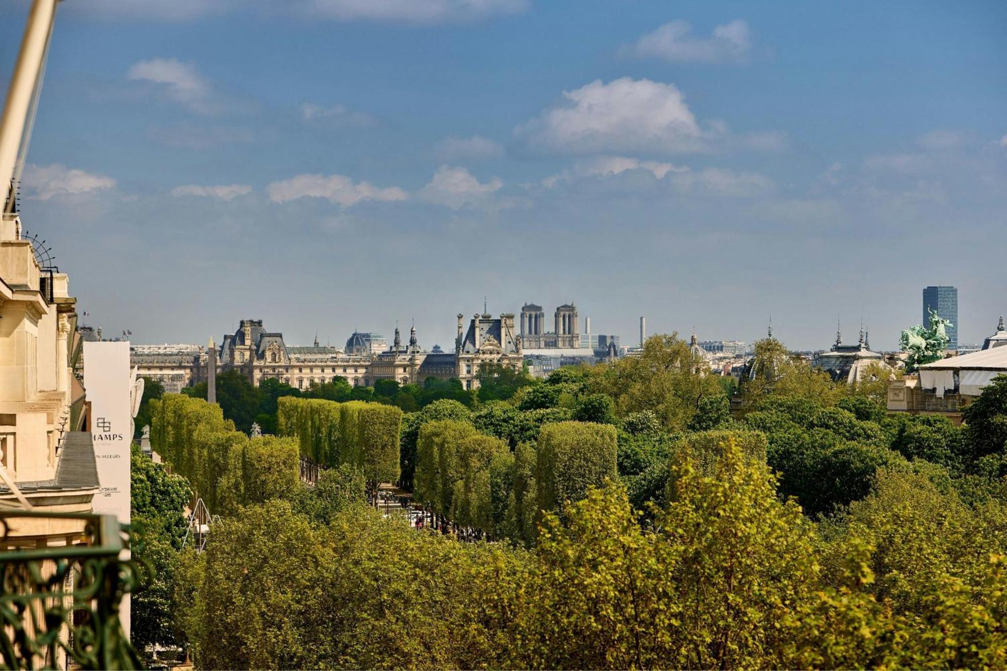 Quarto com Cama King-size e Vista da Avenida Champs-Élysées