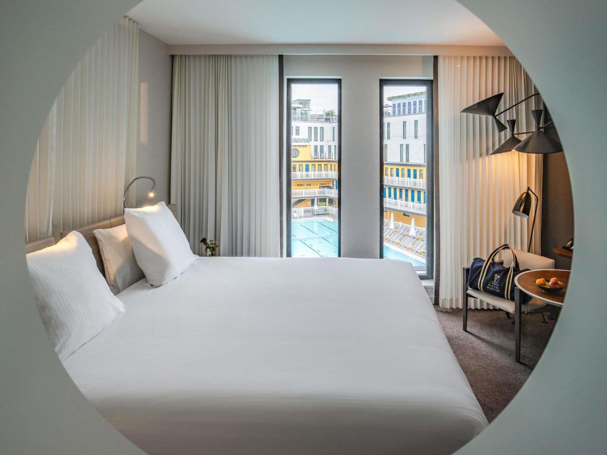Suíte com Cama King-size, Sofá-Cama, Área de Estar e Vista da Piscina
