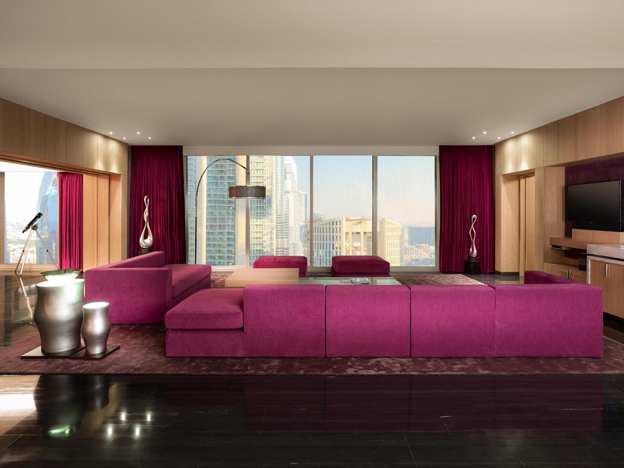 Suíte real com cama king-size, vista e acesso à Área VIP