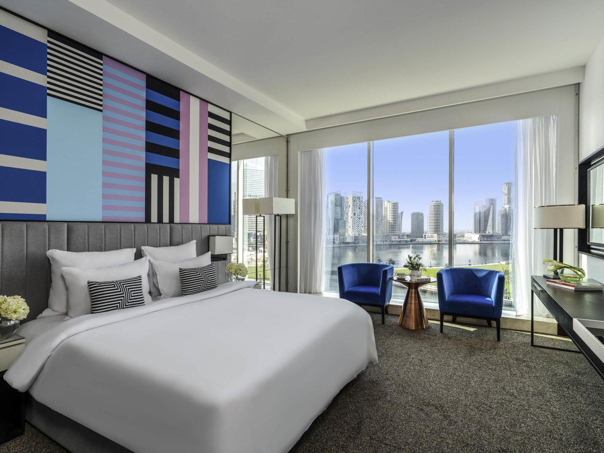 Quarto Deluxe com Cama King-size e Vista do Canal