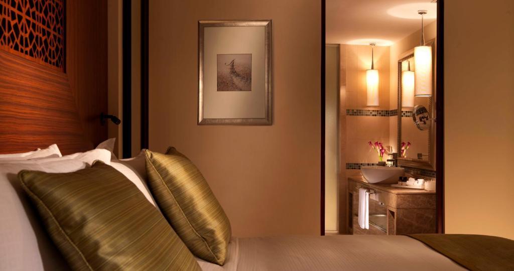 Two Bedroom Apartment with Double and King Beds and Palm Sea View