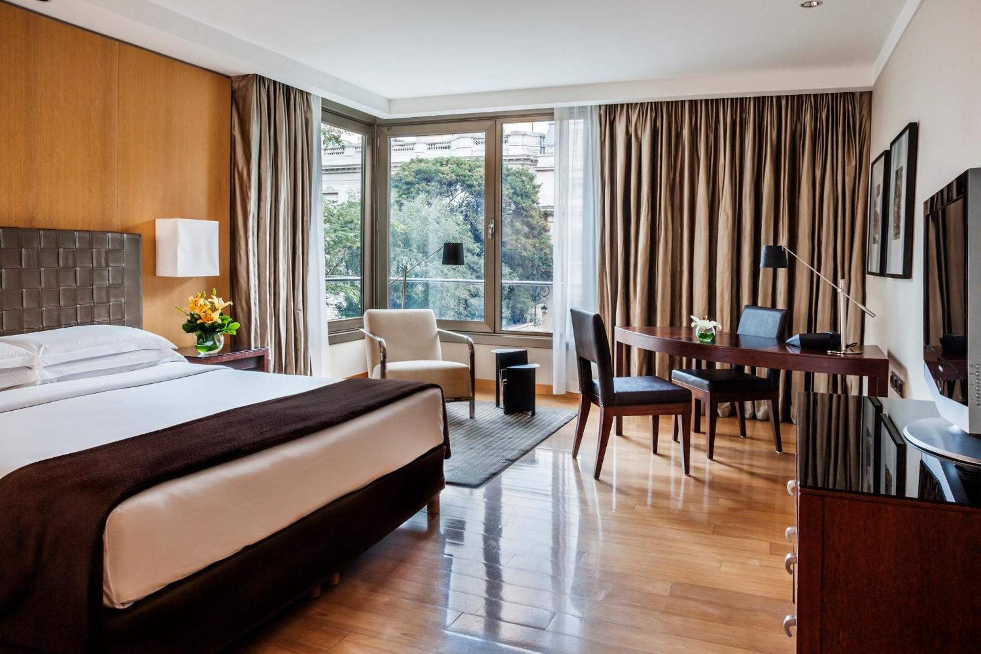 Quarto Deluxe com Cama King-size e Vista do Jardim