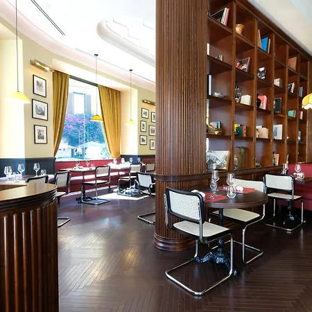 U-Visionary Roma Hotel-3