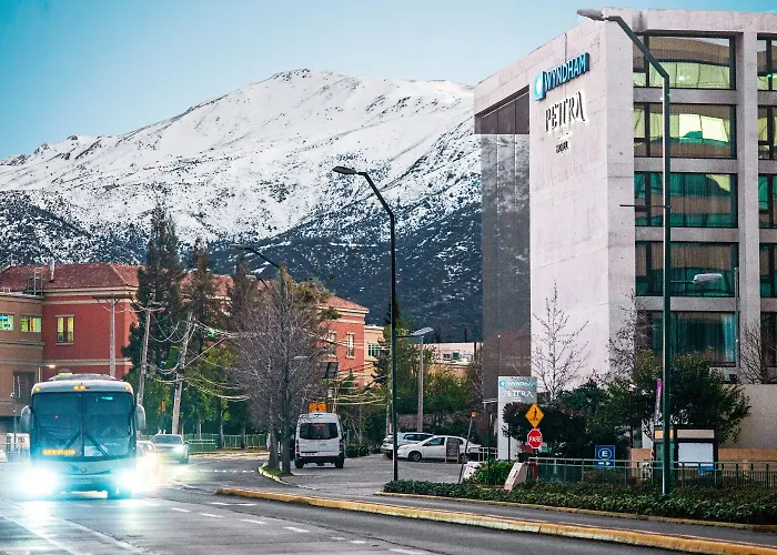 Wyndham Santiago Pettra Hotel